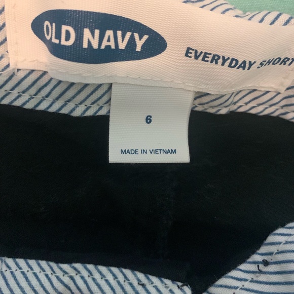 old navy shorts - Picture 2 of 3
